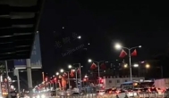 晚上坐公交，看到一个老大爷在站台等车