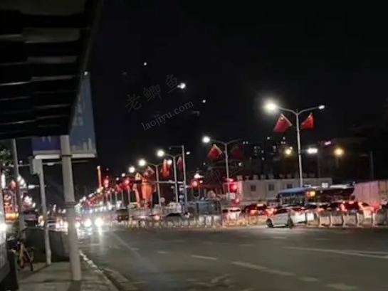晚上坐公交，看到一个老大爷在站台等车配图