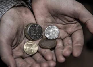 月收入2000和月入2万的人，他们赚钱方式有哪些不同?配图