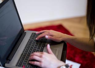 在家有一台电脑可以做的兼职副业是什么？配图