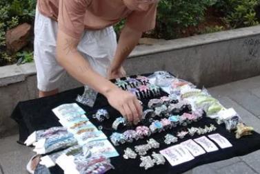 现在打工赚钱，还是自己做小生意赚钱？配图